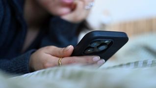 Immer mehr Jugendliche nutzen ihr Handy in problematischem Ausmaß. (Illustration)